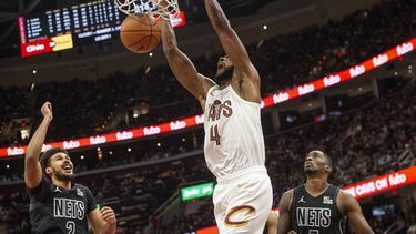 Evan Mobley, de los Cavalieres de Cleveland, realiza una clavada ante los Nets de Brooklyn, el sábado 9 de noviembre de 2024 (AP Foto/Phil Long)