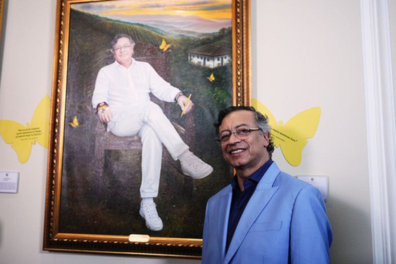 El presidente Gustavo Petro posa delante de su retrato en la galería de antiguos presidentes colombianos durante su última semana en el cargo, en el Palacio Presidencial de Bogotá (Colombia), el lunes 3 de agosto de 2026. (Foto AP/Iván Valencia)