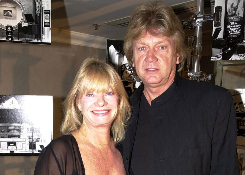 El cantante de Moody Blues, John Lodge, y su esposa llegan al Hotel Grosvenor de Londres, el 18 de octubre de 2001. (Lionel Healing/PA vía AP, archivo)