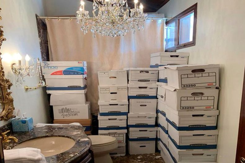 ARCHIVO - Esta imagen, contenida en una acusación contra el expresidente Donald Trump, muestra cajas con documentos gubernamentales almacenados en un baño de la finca Mar-a-Lago de Trump en Palm Beach, Florida. (Departamento de Justicia vía AP)
