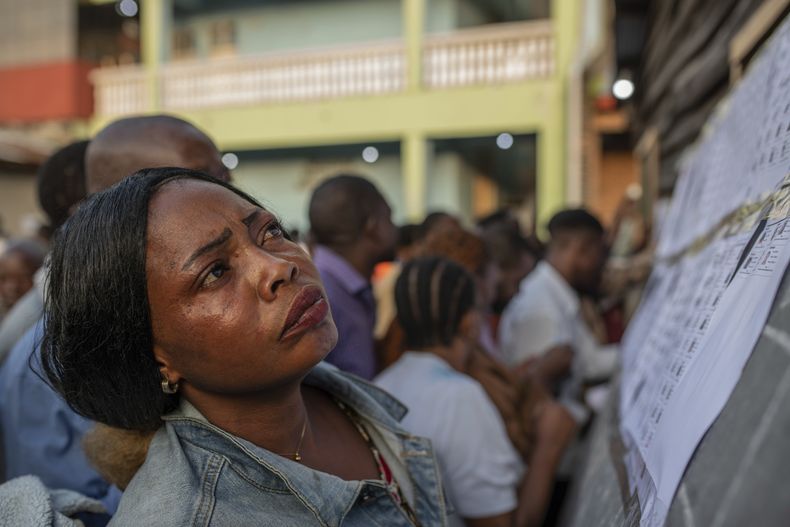 Una mujer busca su nombre en un centro de votación en Goma, en el este de República Democrática del Congo, el miércoles 20 de diciembre de 2023. República Democrática del Congo elegía presidente el miércoles mientras las autoridades trataban de ultimar los preparativos en unos comicios marcados por los desafíos logísticos y de seguridad. (AP Foto/Moses Sawasawa)