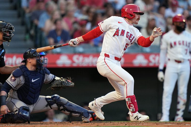 Wade Meckler (53), de los Angelinos de Los Ángeles, observa su doblete productor de 2 carreras contra los Astros de Houston durante la segunda entrada de un partido de béisbol el martes 9 de junio de 2026, en Anaheim, California. (Foto AP/Scott Strazzante)