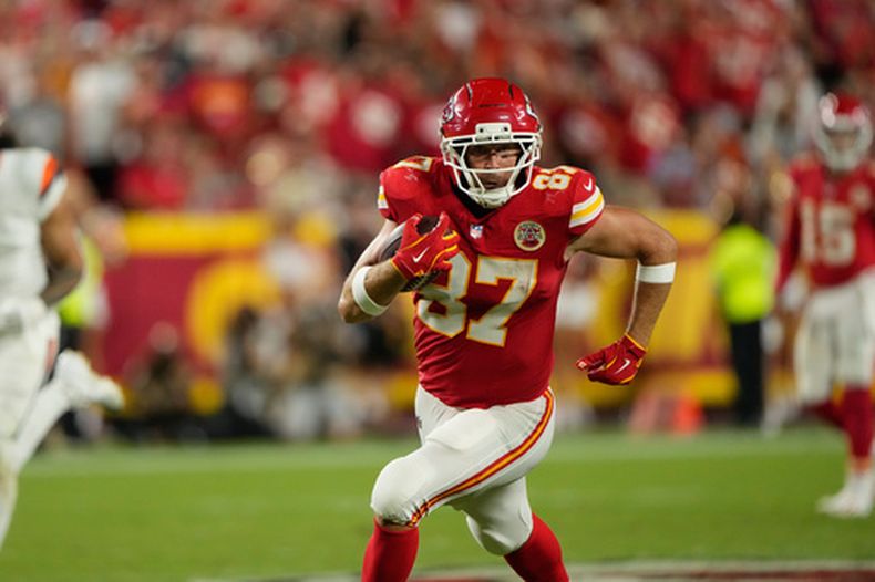 Travis Kelce, ala cerrada de los Chiefs de Kansas City, corre con el balón después de una recepción en el partido de la NFL en contra de los Broncos de Denver, el lunes 14 de septiembre de 2026, en Kansas City, Missouri. (AP Foto/Charlie Riedel)