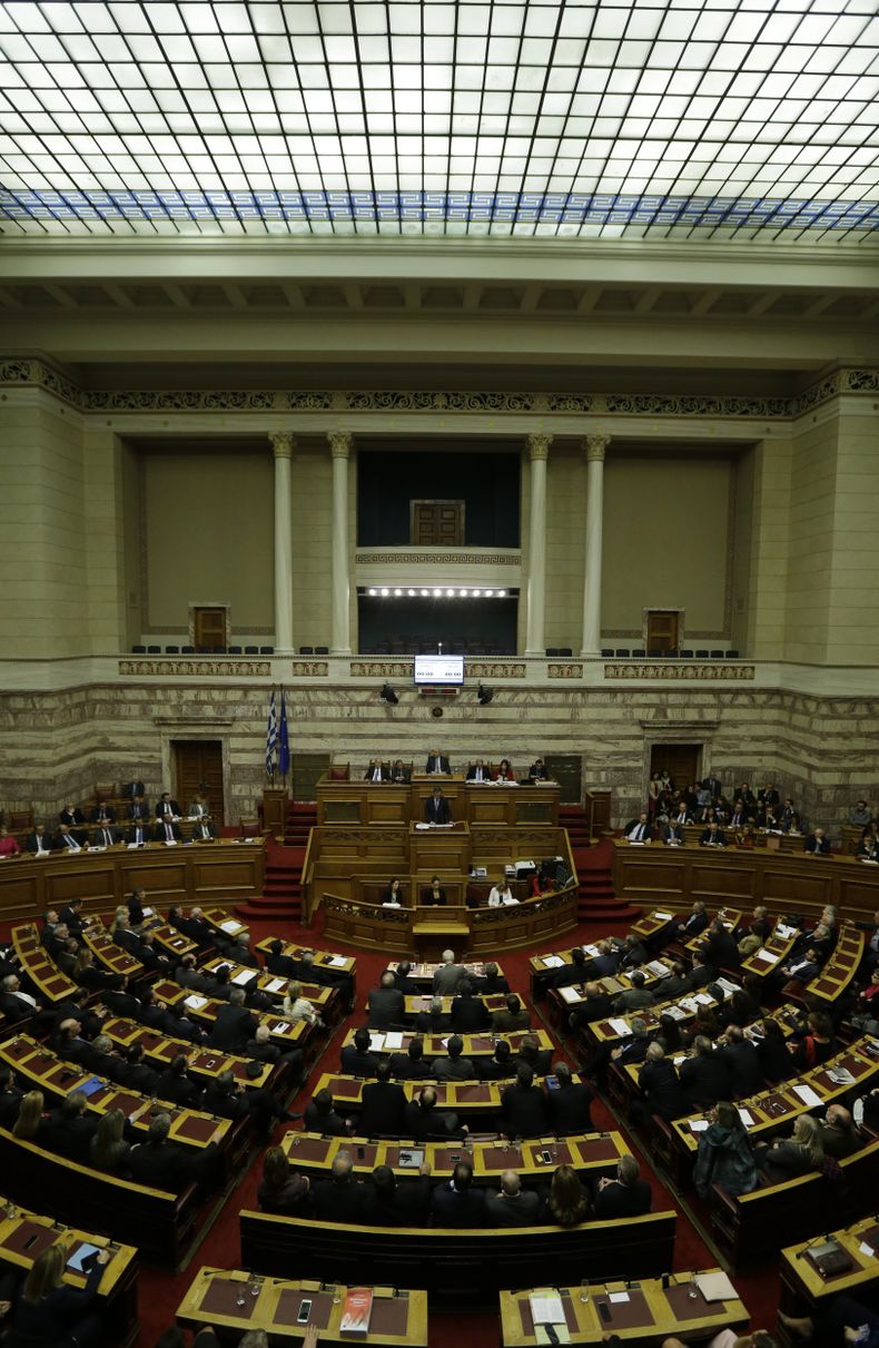 El primer ministro griego Antonis Samaras habla durante una reuni&oacute;n parlamentaria para votar sobre el presupuesto nacional el 7 de diciembre del 2014. El gobierno conservador rechaz&oacute; las demandas de los prestamistas de aplicar medidas de aus