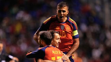 El español Mikel Oyarzabal, centro, y sus compañeros de equipo celebran el primer gol del último partido de preparación de su selección rumbo al Mundial contra Perú, el lunes 8 de junio de 2026, en Puebla, México. (AP Foto/Fernando Llano)