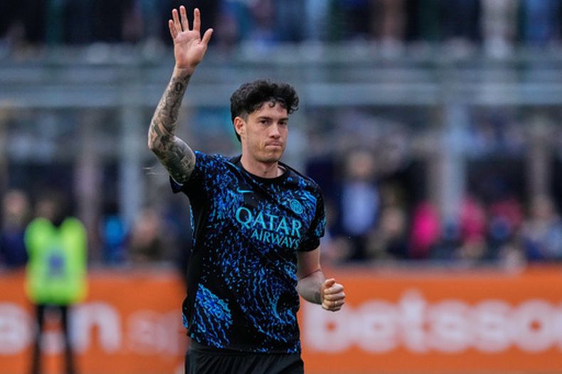 ARCHIVO - El jugador del Inter de Milan Alessandro Bastoni calienta antes de un partido de Serie A entre el Inter de Milan y el Parma, en Milán, Italia, el 3 de mayo de 2026. (AP Foto/Luca Bruno)