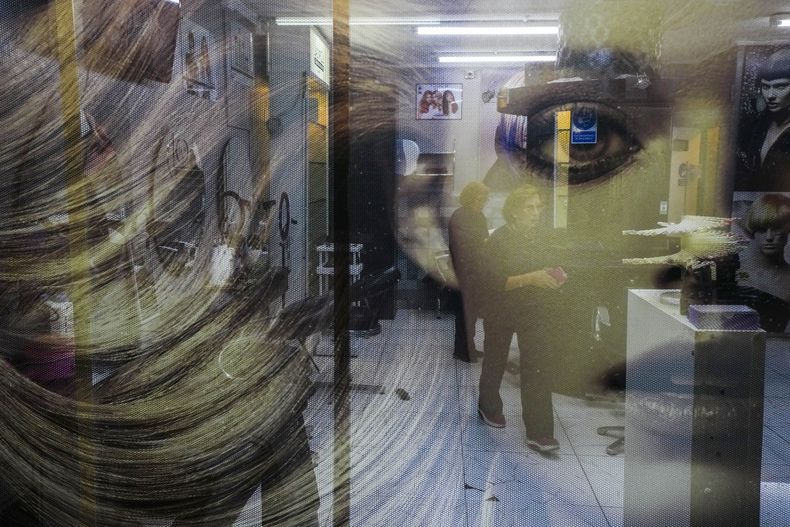 Varias estilistas inician su jornada en un salón de belleza en Santiago, Chile, el martes 1 de abril de 2025. (AP Foto/Esteban Félix)
