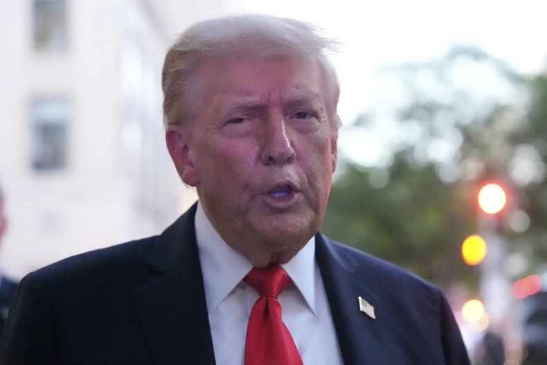 El presidente Donald Trump habla con reporteros antes de cenar en un restaurante cerca de la Casa Blanda, el martes 9 de septiembre de 2025, en Washington. (AP Foto/Alex Brandon)