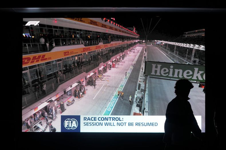 ARCHIVO - Un aficionado pasa frente a una pantalla tras la suspensión de la primera práctica del Gran Premio de Las Vegas, el jueves 16 de noviembre de 2023 (AP Foto/Darron Cummings, archivo)