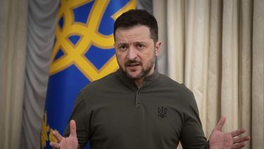 El presidente ucraniano, Volodymyr Zelenskyy, habla durante una rueda de prensa con la presidenta del Banco Europeo de Inversiones, Nadia Calvino, en Kiev, Ucrania, el lunes 10 de febrero de 2025. (AP Foto/Efrem Lukatsky)