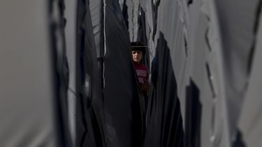 americateve | Un ni&ntilde;o curdo sirio refugiado de Kobani camina entre tiendas en un campo de refugiados de Suruc, cerca de la frontera entre Turqu&iacute;a y Siria, el 3 de noviembre de 2014.  (AP Foto/Vadim Ghirda)