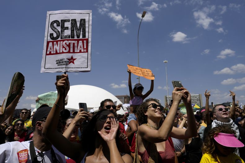 Activistas corean No a la amnistía en una protesta contra un proyecto de ley de amnistía que podría exonerar al expresidente Jair Bolsonaro y sus aliados, condenados por intentar un golpe de Estado en 2023, en Brasilia, Brasil, el domingo 21 de septiembre de 2025. (AP Foto/Eraldo Peres)