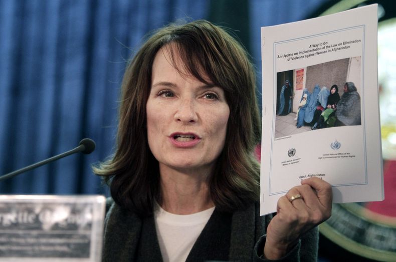 Georgette Gagnon, directora regional de la Misi&oacute;n de Asistencia de las Naciones Unidas en Afganist&aacute;n, habla durante una conferencia de prensa en Kabul, Afganist&aacute;n, el domingo 8 de diciembre de 2013. La ONU denunci&oacute; el domingo q