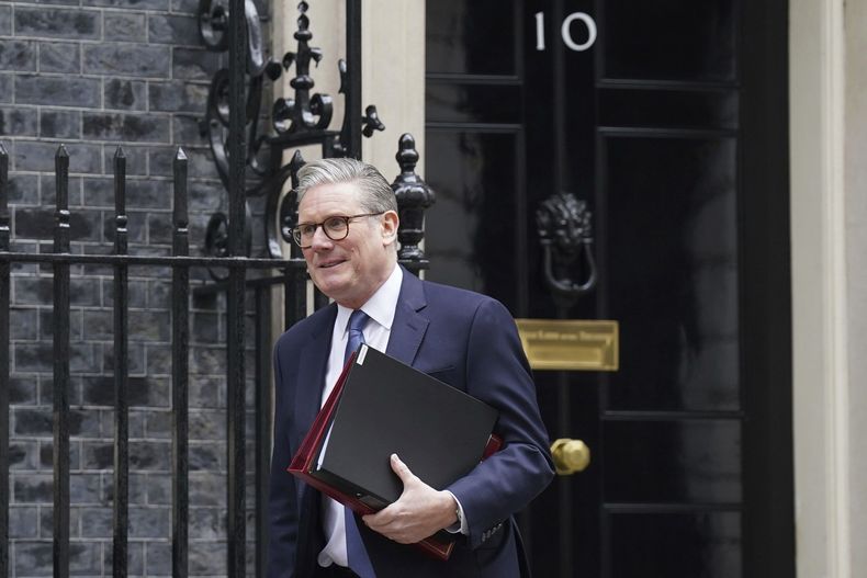 El primer ministro de Reino Unido, Keir Starmer, sale de su residencia oficial, en el 10 de Downing Street, para asistir a una sesión en el Parlamento, en Londres, Inglaterra, el 12 de marzo de 2025. (Stefan Rousseau/PA vía AP)