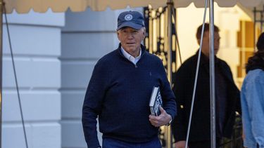 El presidente Joe Biden camina hacia los periodistas previo a viajar a Camp David, Maryland, el viernes 1 de marzo de 2024, en el jardín sur de la Casa Blanca, Washington. (AP Foto/Andrew Harnik)