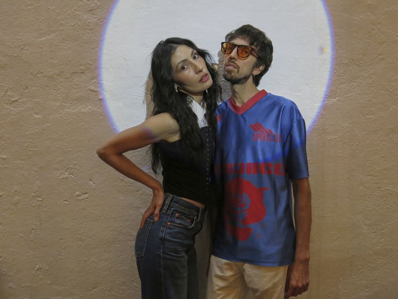 La cantautora argentina Daniela Spalla, a la izquierda, y el cantautor colombiano Esteman posan para un retrato para promocionar su álbum Amorio, en la Ciudad de México, el 13 de agosto de 2025. (Foto AP/Berenice Bautista)