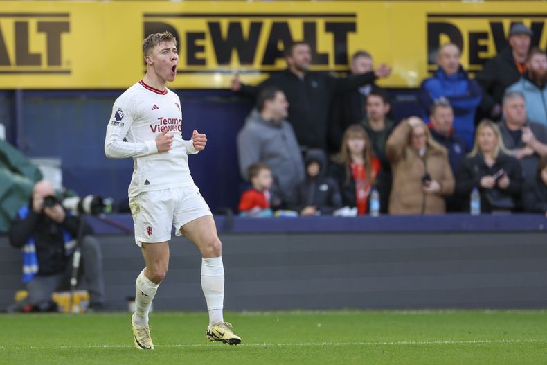 Rasmus Hojlund festeja tras marcar el segundo gol del Manchester United en la victoria 2-1 ante Luton Town en la Liga Premier, el domingo 18 de febrero de 2024. (AP Foto/Ian Walton)