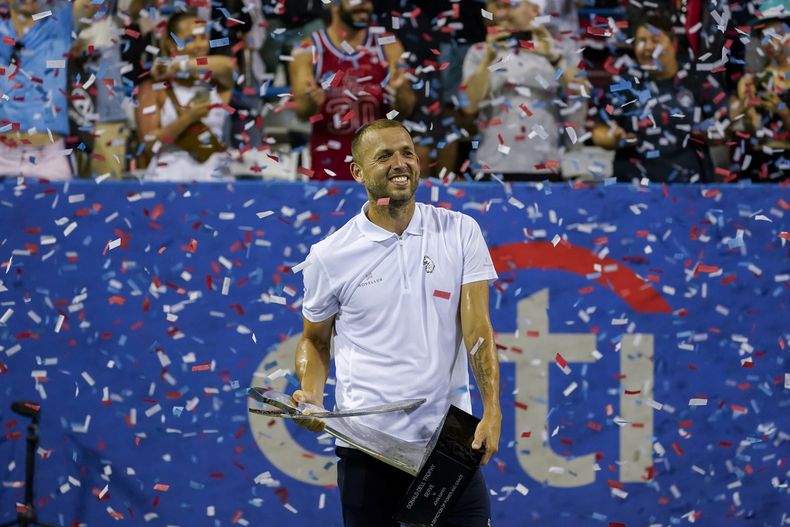 Daniel Evans, de Gran Bretaña, sostiene el trofeo después de vencer a Tallon Griekspoor, de Holanda, en la final varonil del torneo de tenis Abierto DC, el domingo 6 de agosto de 2023, en Washington. (AP Foto/Alex Brandon)