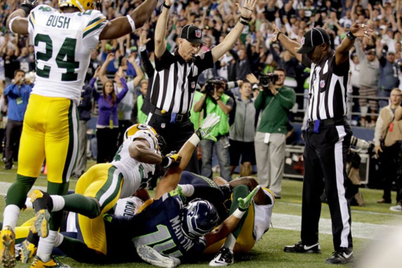 ARCHIVO - Los árbitros marcan un touchdown de Golden Tate, receptor de los Seahawks de Seattle, ante los Packers de Green Bay, el lunes 24 de septiembre de 2012 (AP Foto/Stephen Brashear, archivo)