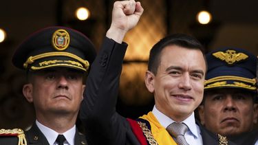 El recién juramentado presidente Daniel Noboa saluda desde un balcón del palacio presidencial de Carondelet en Quito, Ecuador, el jueves 23 de noviembre de 2023. (AP Foto/Carlos Noriega)