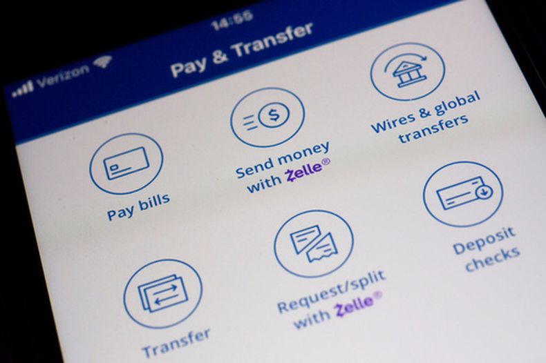 ARCHIVO - En la imagen, opciones para emplear la red de pagos Zelle, en una app bancaria para celulares, en Nueva York, el 20 de diciembre de 2024. (AP Foto/Patrick Sison, archivo)