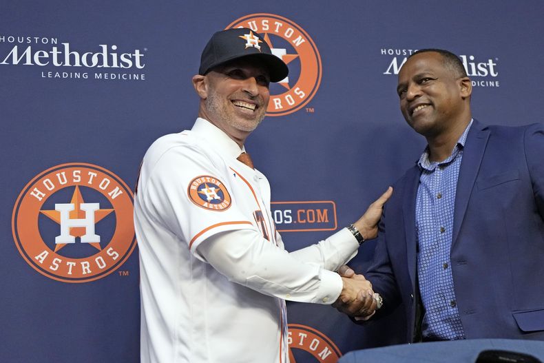 El nuevo mánager de los Astros de Houston, el puertorriqueño Joe Espada le da la mano al gerente general Dana Brown en conferencia de prensa el lunes 13 de noviembre del 2023. (AP Foto/David J. Phillip)
