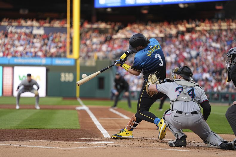 Bryce Harper (3), de los Filis de Filadelfia, batea un cuadrangular de dos carreras frente al abridor de los Marlins de Miami, Sandy Alcantara, durante la primera entrada del juego de béisbol de Grandes Ligas el viernes 18 de abril de 2025, en Filadelfia. (AP Foto/Matt Rourke)