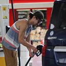 ARCHIVO - Patrick Coffin, residente en Oregón, llena el tanque de su coche en una gasolinera de Portland, Oregón, el 4 de agosto de 2023. (AP Fo/Claire Rush, Archivo)