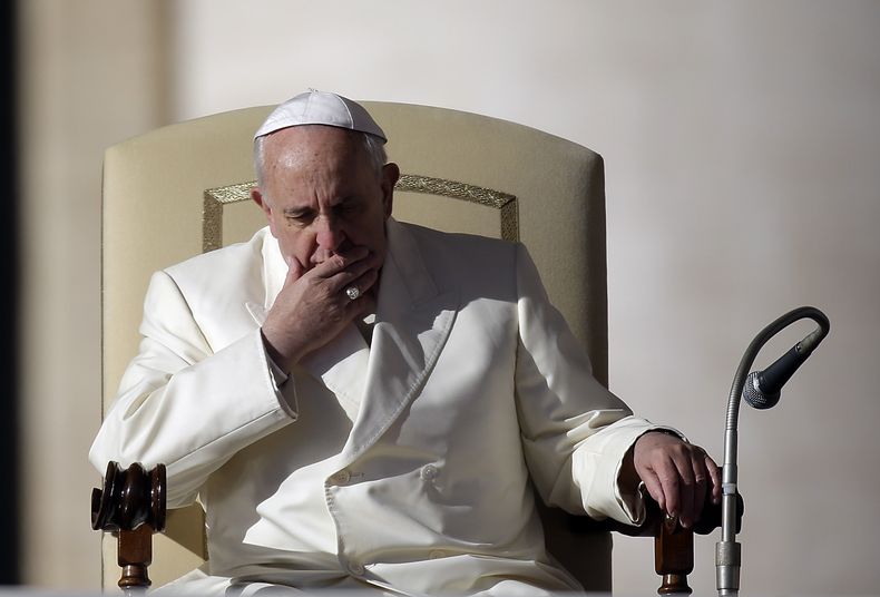 El papa Francisco asiste a su audiencia general en la plaza San Pedro del Vaticano, 4 de diciembre de 2013. El pont&iacute;fice reunir&aacute; un panel de expertos para asesorarlo sobre la protecci&oacute;n de menores de sacerdotes abusadores y la ayuda a