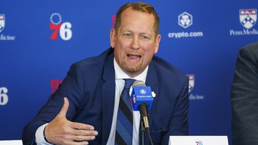 Nick Nurse, entrenador de los 76ers de Filadelfia, habla en su presentación ante la prensa, el jueves 1 de junio de 2023, en Camden, Nueva Jersey (AP Foto/Chris Szagola)
