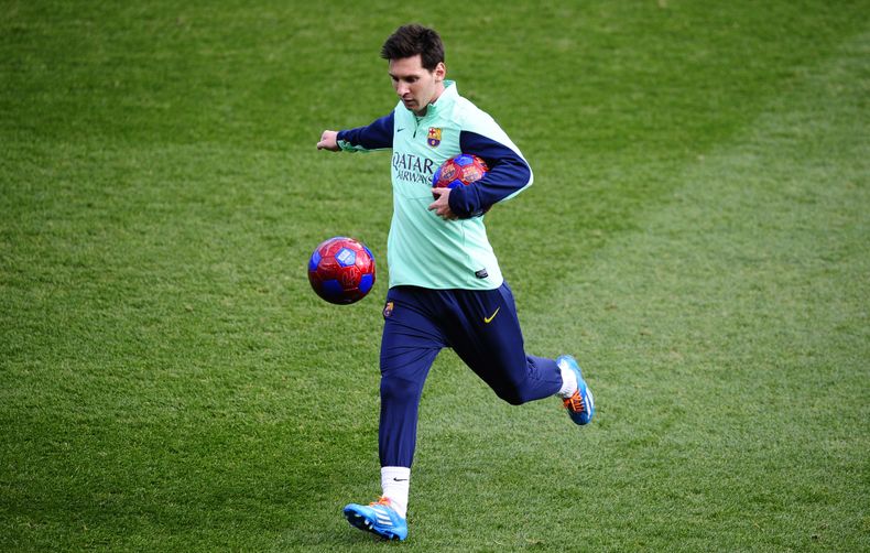 El atacante argentino del Barcelona Lionel Messi patea una pelota durante su regreso a los entrenamientos con el club tras la lesi&oacute;n que sufri&oacute; hace cerca de dos meses el viernes 3 de enero de 2014. (Foto de AP/Manu Fern&aacute;ndez)