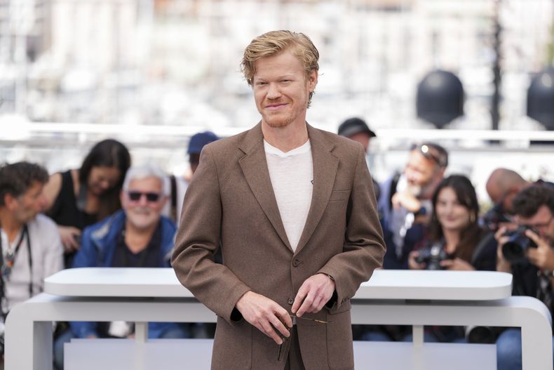 ARCHIVO - Jesse Plemons posa en una sesión de la película Kinds of Kindness en la 77a edición del Festival de Cine de Cannes en Francia el 18 de may de 2024. (Foto Scott A Garfitt/Invision/AP, archivo)