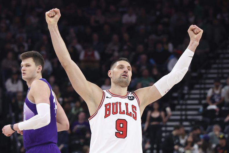 El pívot de los Bulls de Chicago Nikola Vucevic reacciona tras un tiro en el encuentro ante el Jazz de Utah el lunes 17 de marzo del 2025. (AP Foto/Rob Gray)