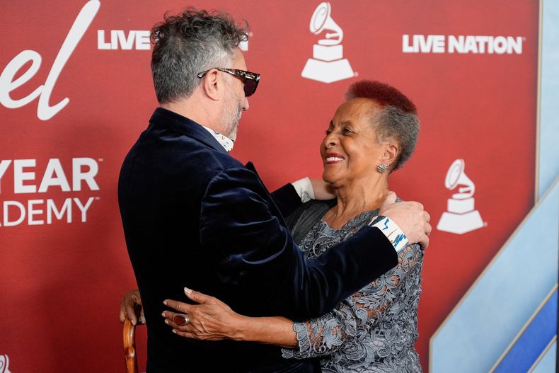 Fito Paez, a la izquierda, y Susana Baca se saludan a su llegada durante la 26ª ceremonia en honor a la Persona del Año de los Latin Grammy el miércoles 12 de noviembre de 2025 en Mandalay Bay en Las Vegas. (Foto AP/Chris Pizzello)