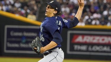 Logan Gilbert, de los Marineros de Seattle, lanza en el duelo del viernes 28 de julio de 2023 ante los Diamondbacks de Arizona (AP Foto/Darryl Webb)
