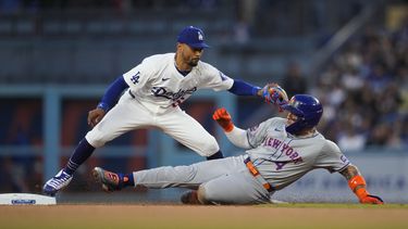 En foto del 19 de abril del 2024, el venezolano Francisco Alvarez de los Mets de Nueva York llega safe a segunda antes del lanzamiento del campocorto Mooke Betts de los Dodgers de Los Ángeles. (AP Foto/Ashley Landis)