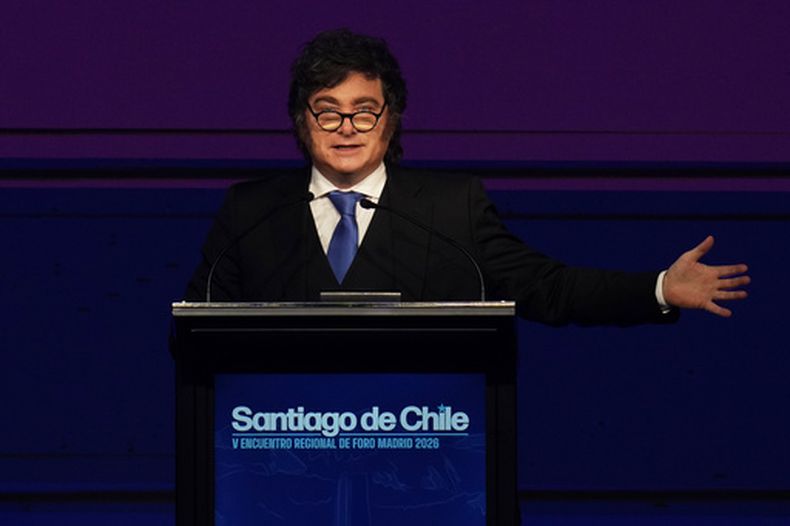 El presidente de Argentina, Javier Milei, interviene en el Foro de Madrid, celebrado en Santiago de Chile, el jueves 3 de septiembre de 2026. (Foto AP/Esteban Félix)