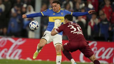 Faustino Rojo, de Boca Jiniors, y Salvador Ichazo, arquero de Nacional de Uruguay, luchan por el balón durante la ida de los octavos de final de la Copa Libertadores, el miércoles 2 de agosto de 2023, en Montevideo (AP Foto/Matilde Campodonico)