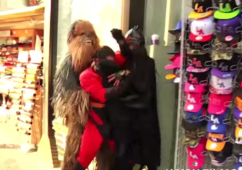 En la trifulca, que tuvo lugar en el Paseo de las Estrellas de Hollywood, también participaron Freddy Krueger, Chewbacca y Wally. VIDEO