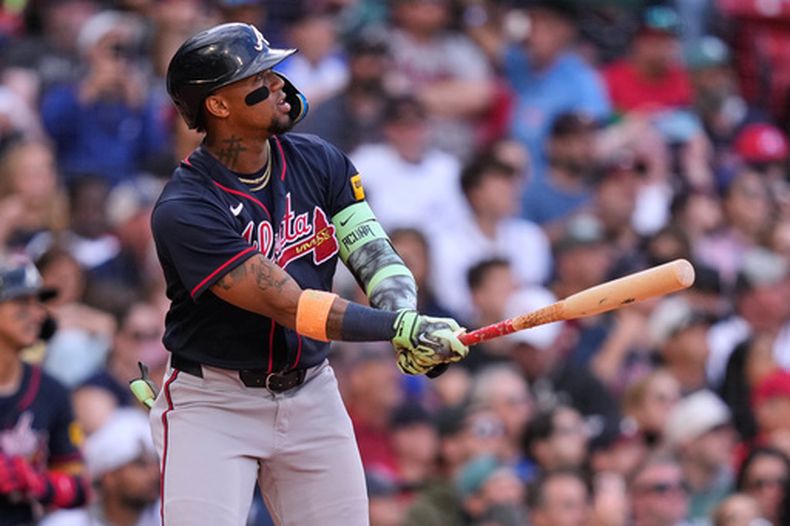 El venezolano Ronald Acuña Jr., de los Bravos de Atlanta, batea un grand slam en el duelo del jueves 26 de mayo de 2026 ante los Medias Rojas de Boston (AP Foto/Charles Krupa)