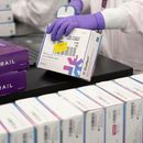 En esta imagen sin fecha, proporcionada por Grail Inc. el martes 22 de septiembre de 2026, aparece un empleado analizando una prueba Galleri para la detección del cáncer. (Grail Inc. vía AP)