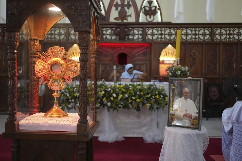 Un retrato del papa Francisco, en una iglesia en Colombo, Sri Lanka, el 22 de abril de 2025. (AP Foto/Eranga Jayawardena)