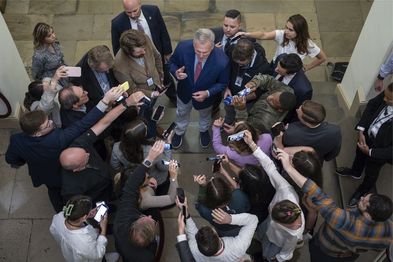 ARCHIVO - El presidente de la Cámara de Representantes, Kevin McCarthy, republicano por California, es rodeado por reporteros en busca de noticias sobre los planes para financiar al gobierno y evitar cierres, en el Capitolio de Washington, el viernes 22 de septiembre de 2023. (AP Foto/J. Scott Applewhite, archivo)