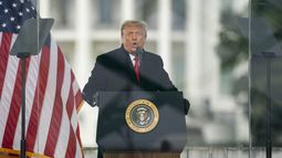 ARCHIVO - El presidente Donald Trump habla durante un evento en protesta de la certificación del colegio electoral de Joe Biden como presidente, en Washington, el 6 de enero de 2021. (AP Foto/Evan Vucci, archivo)