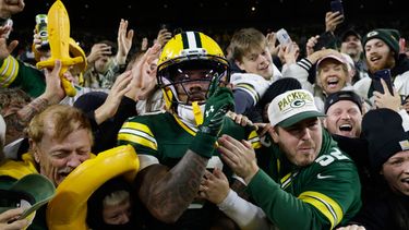 El receptor abierto de los Packers de Green Bay, Matthew Golden, salta hacia la tribuna para celebrar un touchdown durante la primera mitad de un partido de fútbol americano de la NFL contra los Panthers de Carolina en Green Bay, Wisconsin, el jueves 29 de octubre de 2026. (Foto AP/Mike Roemer)
