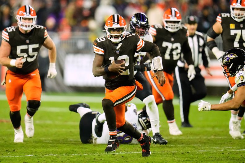 El quarterback de los Browns de Cleveland Shedeur Sanders corre con el balón en el encuentro ante los Ravens de Baltimore el domingo 16 de noviembre del 2025. (AP Foto/Sue Ogrocki)