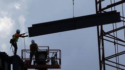 Obreros metalúrgicos construyen el marco de una planta de baterías Panasonic para vehículos eléctricos cerca de DeSoto, Kansas, 18 de mayo de 2023. (AP Foto/Charlie Riedel)