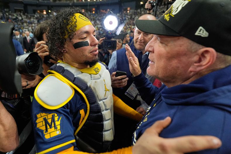 El venezolano William Contreras, cátcher de los Cerveceros de Milwaukee, festeja la conquista de la Serie Mundial el miércoles 28 de octubre de 2026, tras vencer a los Rays de Tampa Bay (AP Foto/Ashley Landis)