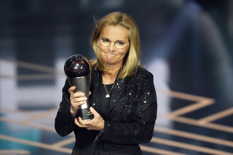 La técnica de Inglaterra Sarina Wiegman acepta el premio a la mejor entrenadora del fútbol femenina, el lunes 15 de enero de 2024, en Londres. (AP Foto/Kirsty Wigglesworth)