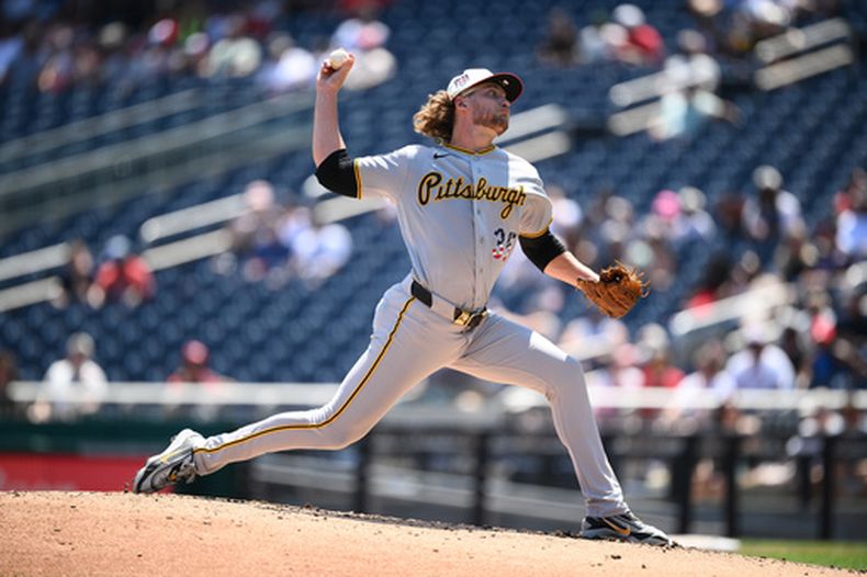 El lanzador de los Piratas de Pittsburgh, Braxton Ashcraft, lanza durante la tercera entrada de un partido de béisbol contra los Nacionales de Washington, el sábado 4 de julio de 2026, en Washington. (Foto AP/Nick Wass)